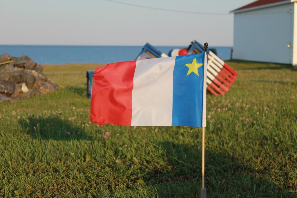 drapeau acadien - image d'illustration de l'article sur l'immigration francophone - carnets d'Acadie